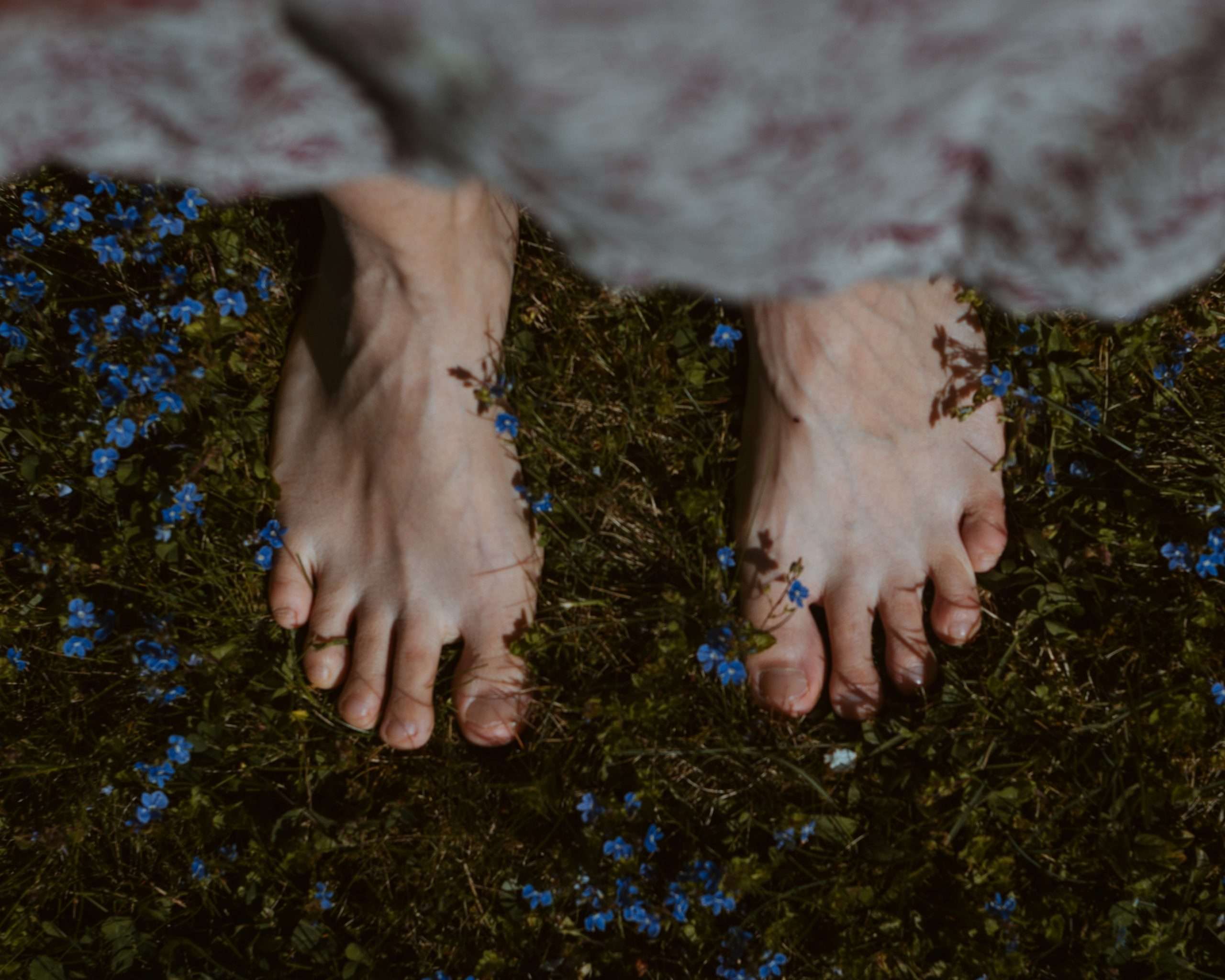 root cause heel pain feet on green grass