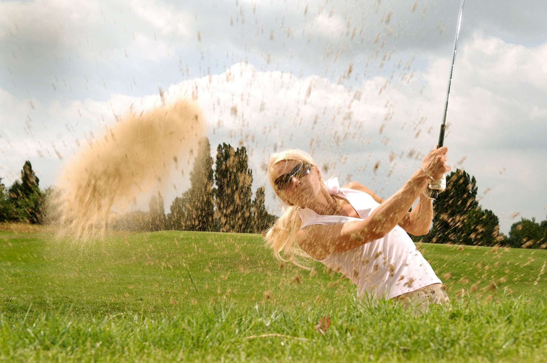 Female-golfer-Stefan Waldvogel-pixabay